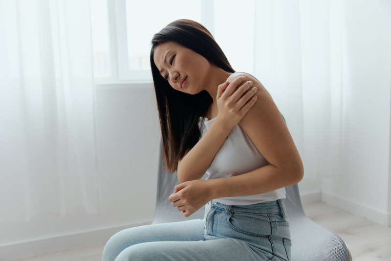 Ból ramienia – co oznacza? Jakie są przyczyny, objawy, leczenie